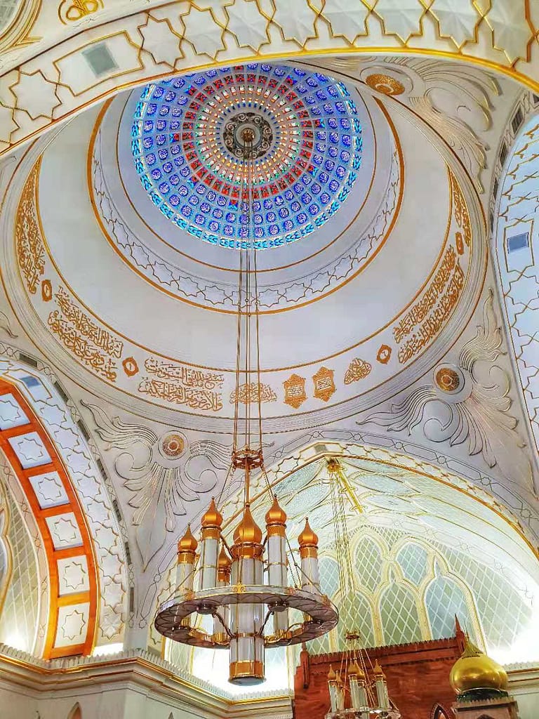 Sultan Omar Ali Saifuddien Mosque ceiling magnificent
